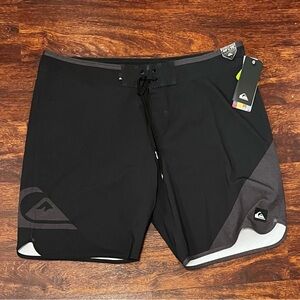 Quick silver board short size 40x20